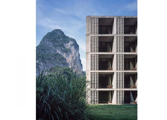 FOTO 37 | Alila Yangshuo, China
El grupo Alila extrae lo mejor del onírico paraje de Guilin y de la fábrica abandonada de azúcar en la que se encuentra. Las misteriosas formaciones cársticas, el río Li y el efecto industrial crean un lugar único.