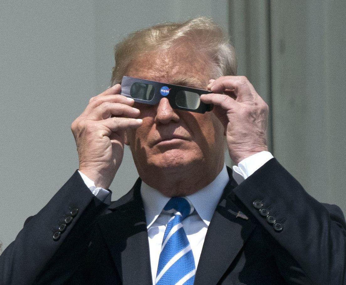 El 21 de agosto del 2017, durante un eclipse solar, el presidente de Estados Unidos, Donald Trump, utilizó lentes autorizados por la NASA. (Foto: EFE)