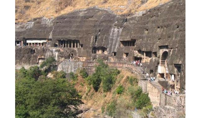 Grutas de Ajanta. Se localizan en la India; son célebres por sus 29 grutas artificiales pintadas y esculpidas inicialmente para el culto budista. El sitio se caracteriza por haber dado cobijo a una civilización India, la cual creó monasterios y casas para