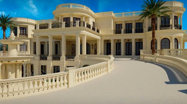 El oro recubre la entrada a esta mansión en Florida, bautizada como Le Palais Royal. Se vende por US$ 139 millones. Tiene 5,620 m2:  11 habitaciones, 17 baños, un garaje para 30 coches, un cine de  y dos piscinas. (Foto: Expansion)