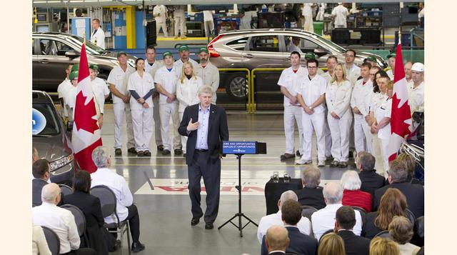 El primer ministro canadiense Stephen Harper visitó la planta de Honda en Alliston, Ontario, para hacer el anuncio y recorrer las instalaciones.