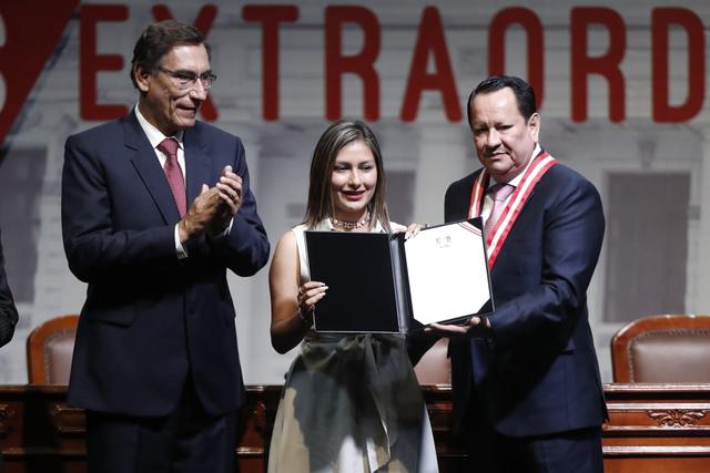 La congresista electa Arlette Contreras recibe su credencial. (Foto: César Campos / GEC)