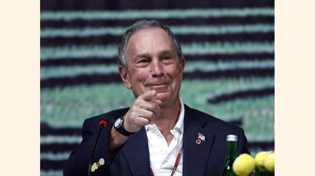 Michael Bloomberg era asistente de un estacionamiento. El exalcalde de la ciudad de Nueva York tiene ahora una riqueza estimada de US$ 38,100 millones, según Forbes, pero él provino de una familia de clase media. Como estudiante en la Universidad Johns Ho