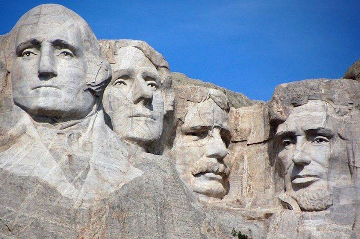 El Monte Rushmore tiene los rostros esculpidos de cuatro presidentes estadounidenses: George Washington, Thomas Jefferson, Abraham Lincoln y Theodore Roosevelt.