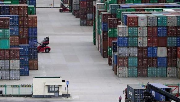 Los puertos en las cercanías de Shanghái, donde muchos buques están siendo desviados, están experimentando la peor congestión en al menos tres años. Cerca de 30 embarcaciones hacen cola fuera del puerto de Yangshan, una terminal de contenedores clave en Shanghái, mostraron los datos de Refinitiv. (Foto: Reuters)