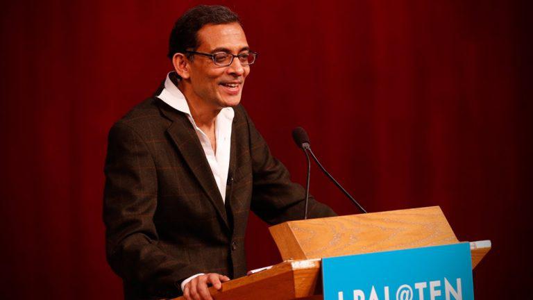 Profesor de Economía en el Instituto Tecnológico de Massachusetts (MIT), en el 2003 cofundó en esta universidad, junto a la también galardonada este año Esther Duflo, el “Laboratorio de Acción contra la Pobreza” (Abdul Latif Jameel Action Lab) o J-PAL, centro que desde entonces dirigen.