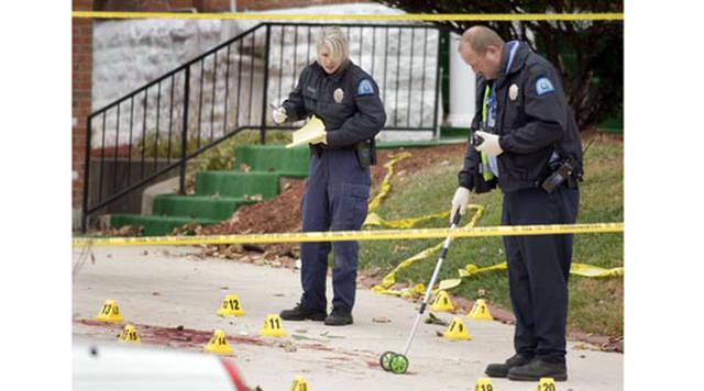 St. Louis, Estados Unidos. Homicidios: 159. Población: 318.416. Tasa de homicidios: 49.93. En la imagen: un policía investiga el sitio donde ocurrió un tiroteo, afuera de la capilla de una casa de sepelios, en St. Louis.