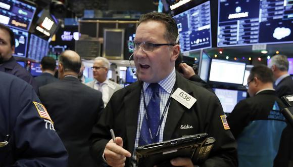 Este jueve en Wall Street:&nbsp;el Dow Jones bajó un 0.78 %,&nbsp;el selectivo S&amp;P 500 descendió un 0.81 % y el&nbsp;Nasdaq perdió un 1.13 %. (Foto: AP)