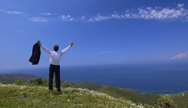 FOTO 5 | 5. Intenta el blue sky thinking
El concepto de blue sky thinking significa liberar completamente tu mente y hacer una lluvia de ideas sin limitaciones. Significa ir más allá de las barreras, de los estándares y de lo que hemos construido para nosotros y generar ideas que no estén limitadas por costos, esfuerzo, tiempo, tecnología o recursos. Significa liberarte de ataduras, prejuicios o creencias limitantes. Es una gran forma de encender tu motor creativo y de alimentar los pensamientos innovadores.

Empieza con una pregunta clara sobre un objetivo específico. Recuerda, no hay malas ideas, así que no te preocupes si tienes un pensamiento que pudiera parecer tonto. Esto te da la habilidad de pensar fuera de la caja y de explorar ideas sin desecharlas tan rápido.