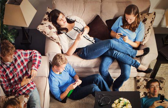 Tal como explica Nellie Bowles, del New York Times, los colores de las aplicaciones no están elegidos al azar, sino que responde a un patrón de estimulaciones. Por ejemplo, las tonalidades vivas y llamativas de apps como Instagram, Facebook, Google Maps, entre otras.