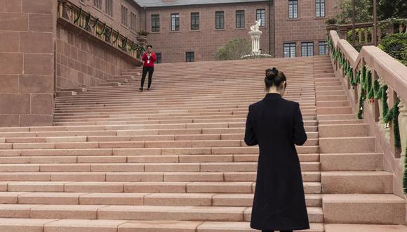 FOTO 8 | Empleados caminan a lo largo de un tramo de escaleras en el campus. Se encuentran estatuas y fuentes en todo el complejo. (Foto: Bloomberg)