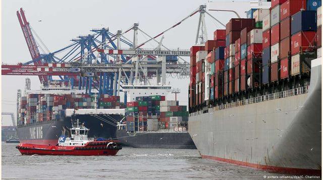 Hamburgo, 137,8 millones de toneladas de carga llegaron en 2015 al puerto más grande de Alemania, el de Hamburgo, cifra en la que se incluyen 8,8 millones de contenedores estándar (TEU). Hamburgo es el tercer puerto más grande de Europa y ocupa el lugar 1