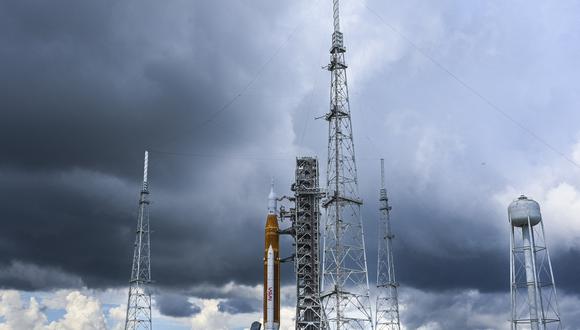 El cohete Artemis I se encuentra en la plataforma de lanzamiento del Centro Espacial Kennedy en Cabo Cañaveral. (Foto de CHANDAN KHANNA / AFP)