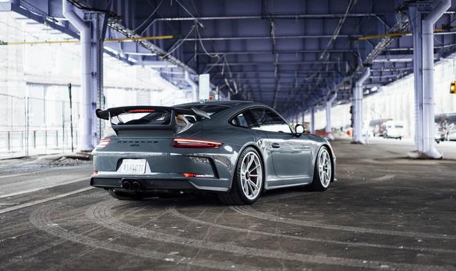 FOTO 7 | La velocidad máxima en pista es de 198 mph (318 km/h) con transmisión manual, o 197 mph (317 km/h) con el sistema de cambio de pedales PDK. (Foto: Bloomberg)