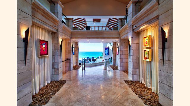 El gran salón se asegura que cada huésped en el hogar tenga un lugar cómodo para contemplar el océano y las áreas de piscina. (Foto: Megaricos)