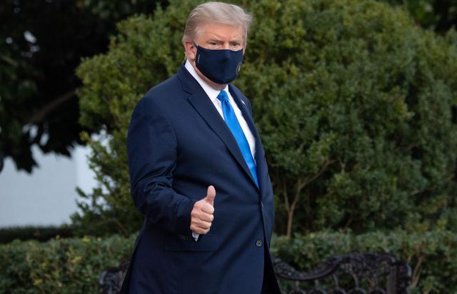 El presidente de los Estados Unidos, Donald Trump, levanta el pulgar mientras camina hacia Marine One antes de partir del Jardín Sur de la Casa Blanca en Washington. (AFP/SAUL LOEB).