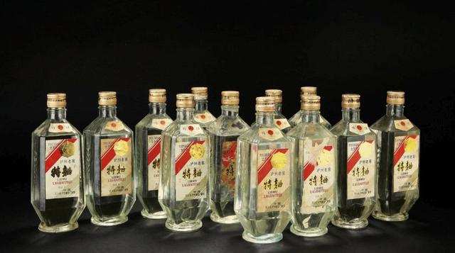 15: Luzhou Laojiao. Categoría: Baijiu. Valor de marca: US$ 942 millones. Calificación de marca: AA .