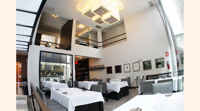 El restaurante Central con sus meses en un amplio espacio de doble altura. (Foto: Manuel Melgar)