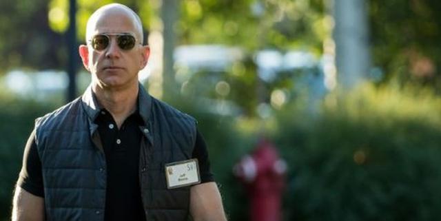 Jeff Bezos, dueño de Amazon, es el hombre más rico del mundo, según la revista Forbes. (Foto: AFP)