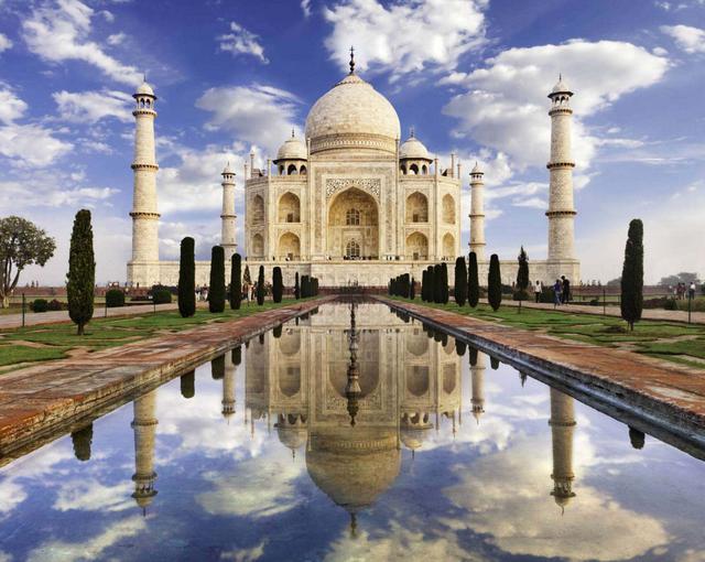 FOTO 6 | TAJ MAHAL (INDIA). Más de siete millones de turistas lo visitan cada año y es una de las siete maravillas del mundo moderno. No podrás evitar aglomeraciones... a no ser que vayas al amanecer.