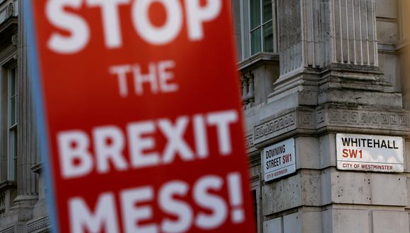 Manifestantes opuestos al Brexit se manifiestan permanentemente frente al Parlamento británico. (Foto: Reuters)