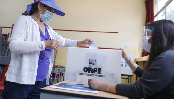 Es en el segmento donde A/B se aprecia la mayor disminución de ciudadanos dispuestos a votar en blanco y viciado. (Foto: ONPE)
