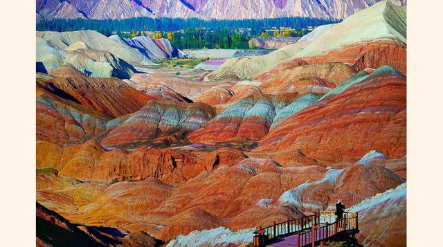 Montañas Danxia (Provincia de Cantón, China). La montaña Danxia nace a partir de arenisca rojiza erosionada, lo que da lugar a curvas y colores inusuales en su relieve.