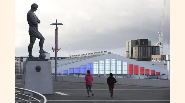 El Estadio de Wembley en Londres, Inglaterra, también está iluminado con los colores de la bandera francesa. (Foto: Reuters)