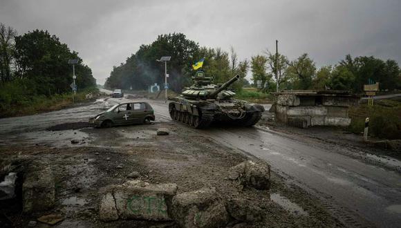 Un tanque ucraniano pasa junto a un antiguo control de carretera ruso en la recién recuperada región de Izium, Ucrania, el 16 de septiembre de 2022. (AP foto/Evgeniy Maloletka, Archivo)
