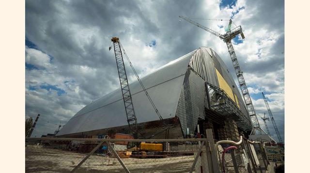 Nuevo Sarcófago de Chernóbil. El tristemente célebre reactor nuclear de Chernóbil, Ucrania, que quedó parcialmente destruido en 1986, ha encontrado un nuevo hogar cuyo coste se estima en US$ 3,090 millones. Será la estructura terrestre móvil más grande de