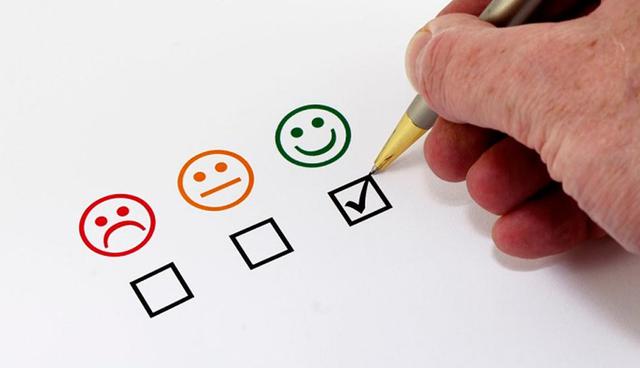 FOTO 4 | La importancia de la satisfacción del cliente. Replicando el modelo de negocio de Arelux llegó a crear en total 5 empresas similares con productos diferentes de otras categorías. Una fue la de Arelux Cerramientos, que le enseñó la “importancia de finalizar un trabajo consiguiendo la máxima satisfacción del cliente”. Este logro le permitió convertir a los clientes en prescriptores de la marca. “Existen productos donde la satisfacción del cliente influye más que el propio producto”, sostiene. La estrategia es especialmente útil para “el negocio de nicho local que se rige por la recomendación. La satisfacción, en ese caso, es la KPI más importante. La estrategia ha de analizarse en todas las partes del embudo y medir, en tanto por ciento, cómo se reparte la importancia de cara a la estrategia”.