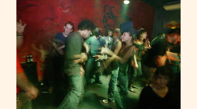 Vida nocturna. Cuando el sol se pone por el Pacífico, Lima se ilumina con un millón de luces. Es la hora de disfrutar de la vida nocturna latina que comienza con un pisco sour o un chiclano en un bar de barrio o en un lujoso salón. Después, se puede ir a 