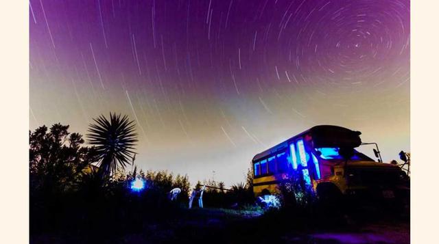 Este bus escolar reformado ofrece espectaculares vistas al amanecer y al atardecer. Salinas, California, Estados Unidos. (Foto: Airbnb)