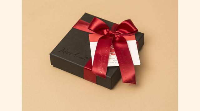 5. Recchiuti Nine-Piece Noir Truffle Box, US$ 26. Con ello, quiso decir que era quizá el sabor más inusual del grupo, con notas particularmente frutales. “Los neófitos de las trufas quizá prefieran algo más general”. Más información en Recchiuti.com (Foto