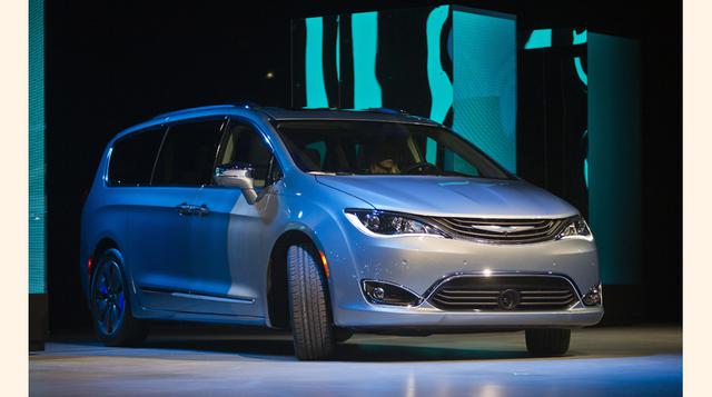 El minivan híbrido Pacifica 2017 de Chrysler fue presentado en el North American International Auto Show, el 11 de enero del 2016, en Detroit. Chrysler afirma que este modelo híbrido recorrerá 80 millas por galón. (Foto AP)