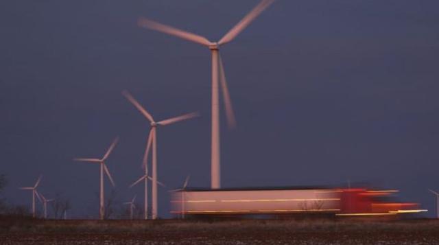 Energía eólica en Texas. Texas es el sexto generador más grande del mundo de energía eólica. Esto se debe en parte a los vientos consistentes y también a que construyó en 2007 un sistema de transmisión gigantesco con un costo aproximado de US$ 7,000 millo