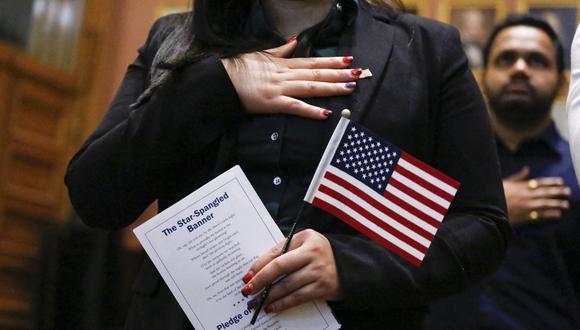 Los candidatos a la ciudadanía estadounidense prestan juramento de lealtad durante una ceremonia de naturalización para nuevos ciudadanos estadounidenses en el Ayuntamiento de Jersey City en Nueva Jersey el 22 de febrero de 2017 (Foto: Kena Betancur / AFP)