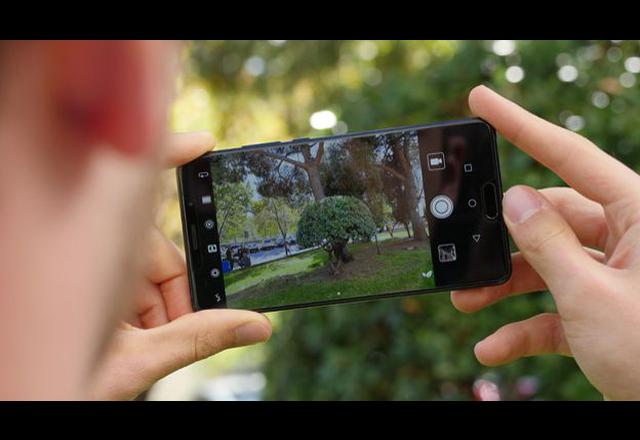 Foto 9 |  Huawei Mate 11. El buque insignia de Huawei para la segunda mitad de 2018 aún está muy lejano. Lo veremos allá por el mes de octubre en el mejor de los casos, así que hay poco más allá de la especulación y la esperanza de cara a un móvil con el que la compañía china siempre se atreve a algo más.
Según cómo evolucione el mercado a principios de años, veremos un Mate 11 más novedoso o menos. Lo que es seguro es que volverá a estar un escalón por debajo de la competencia -Samsung y Apple, principalmente- en cuanto a precios, no así en rendimiento.
También se puede dar por descontado que su procesador será Kirin, como no podía ser de otra forma. Todos los móviles Huawei equipan chips propios y este no va a ser menos.
Para entonces, seguramente las compañías fabricantes hayan dado con la tecla del reconocimiento facial, uno de los objetivos que todas se han marcado para este año. El lanzamiento del Mate 11 se verá muy influido por todo lo que vaya ocurriendo a lo largo de los meses anteriores.