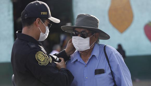 El gobierno peruano ha dispuesto que toda persona que salga a la calle deberá usar mascarilla. Los militares y policías harán cumplir la disposición.