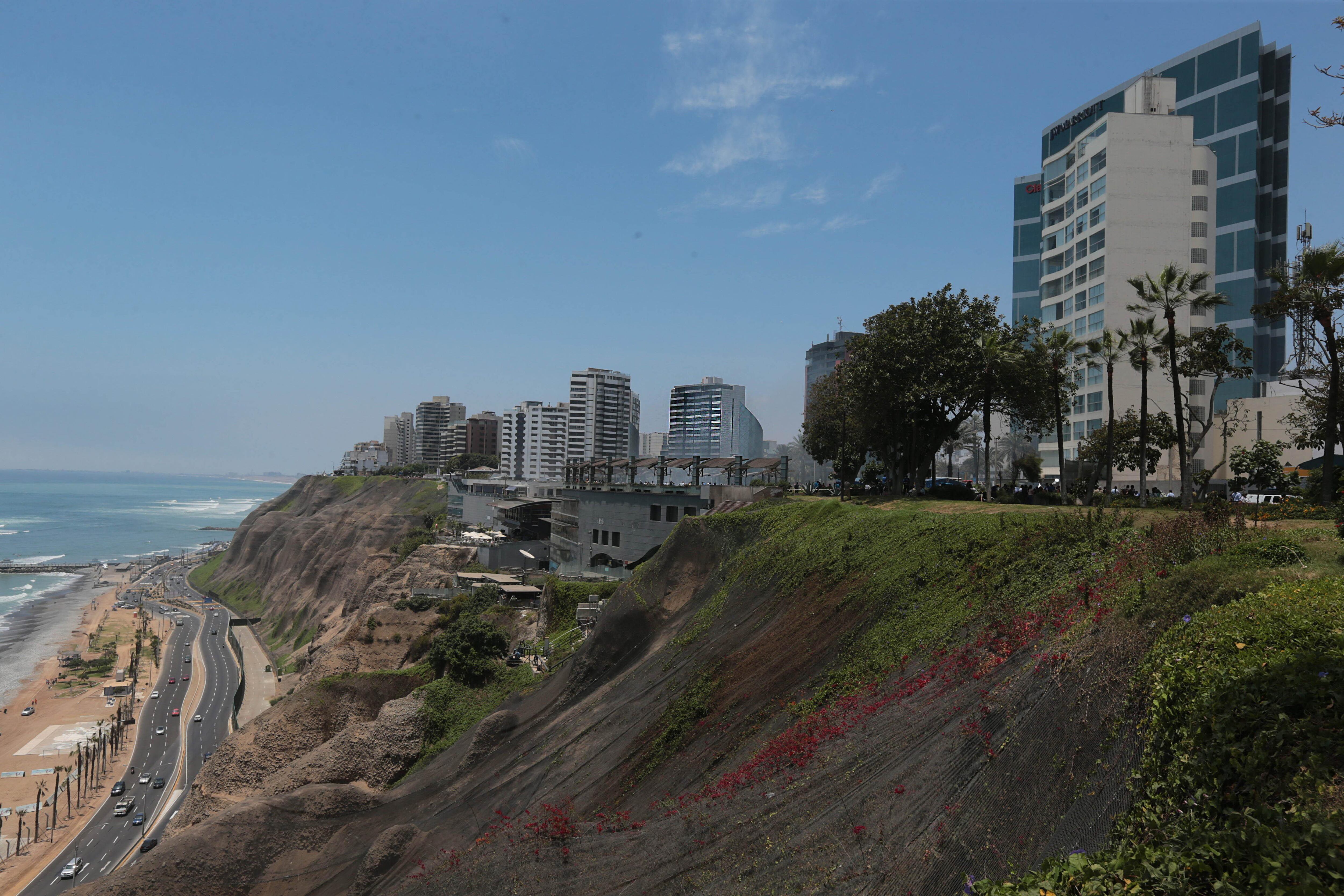 Vista de Larcomar y el acantilado de Miraflores.