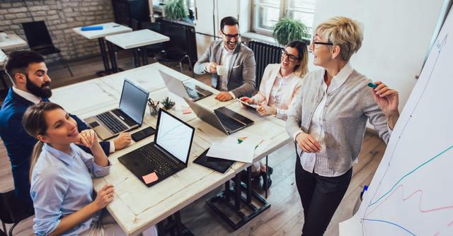 FOTO 4 | Los buenos jefes confían en sus empleados. Están seguros de sí mismos y de las personas a las que han contratado, por eso no tienen reparo a la hora de delegar tareas. Un mal jefe está encima de sus empleados supervisándolos constantemente porque no se fía. (Foto: iStock)