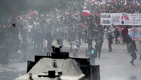Los manifestantes se enfrentan con las fuerzas de seguridad durante una protesta contra el modelo económico estatal de Chile en Santiago. (REUTERS / Ivan Alvarado).