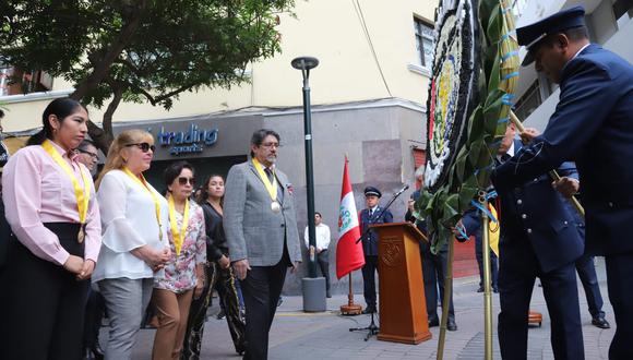 La ceremonia contó con la presencia del alcalde Carlos Canales, congresistas de la República, altos mandos de las FF. AA. Vanesa Quiroga Carbajal, ex niña símbolo de la paz y víctima de Tarata, entre otros. Foto: Difusión.