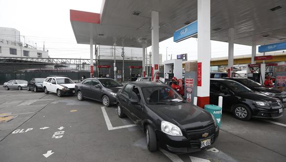 Continúa reportándose largas colas de autos y camiones en diferentes distritos de Lima, debido al desabastecimiento de gas licuado de petróleo (GLP), según informó el noticiero Latina (Foto : Jorge Cerdan/@photo.gec)