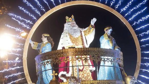 La llegada de los Reyes Magos a Barcelona es un evento anhelado por los niños, pues representa la única ocasión en la que pueden solicitar regalos que desean en el año (Foto: EFE)