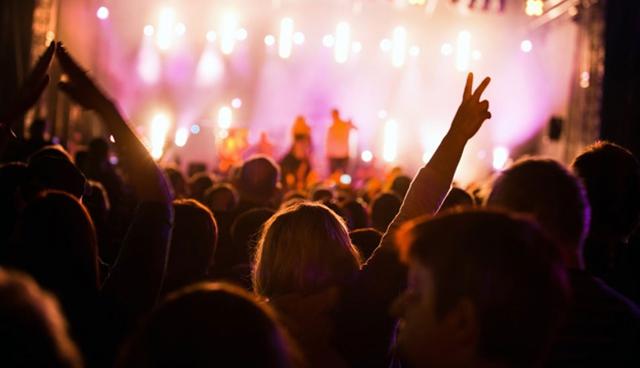 FOTO 11 | 11. Ve a un festival de música
Sería increíble que asistas a un festival a los 70 años, pero te aseguro que lo disfrutarías mucho más antes. Goza de la música fuerte y grandes masas de gente mientras puedas, aunque no te guste, hazlo una vez.
(Foto: Freepik)