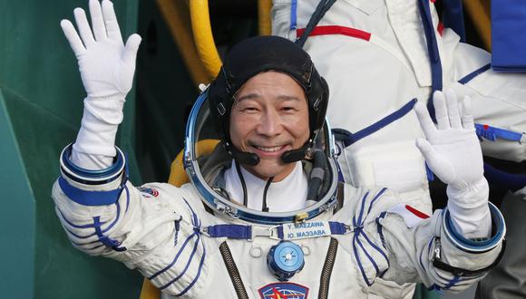 El multimillonario japonés Yusaku Maezawa saluda mientras aborda la nave espacial Soyuz MS-20 antes del lanzamiento en el cosmódromo de Baikonur el 8 de diciembre de 2021 (Foto: Shamil Zhumatov / POOL / AFP).