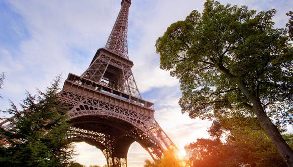 FOTO 6 | 6 Torre Eiffel (París) El 28 de septiembre de 2017, la Torre Eiffel celebró con una gran fiesta que había llegado a los 300 millones de visitantes desde su apertura al público, en 1889. La torre ideada por Gustave Eiffel solo debía estar en pie 20 años, pero el ingeniero la salvó convirtiéndola en centro de transmisiones radiográficas y telecomunicaciones. Según informa su web (toureiffel.paris/fr), recibe al año unos siete millones de turistas, el 75% extranjeros. Hasta febrero de 2018, la terraza del primer piso albergará una pareja de pingüinos gigantes hechos de espejos plateados, y el bar quedará transformado en iceberg. (Foto:  GETTY)