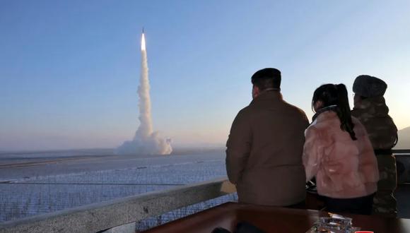 Kim Jong Un, su hija y un funcionario observan lo que dice es un misil balístico intercontinental lanzado desde Corea del Norte. Foto: AP