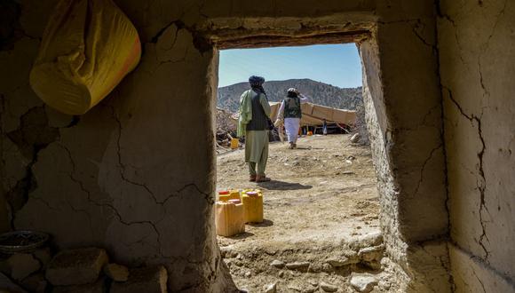 Los afganos instalaron tiendas de campaña como un arreglo temporal en medio de las ruinas de las casas dañadas por un terremoto en el distrito de Bermal, provincia de Paktika, el 23 de junio de 2022. (Foto de Ahmad SAHEL ARMAN / AFP)
